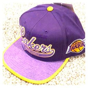 NWT MITCHELL & NESS LA LAKERS SNAPBACK!